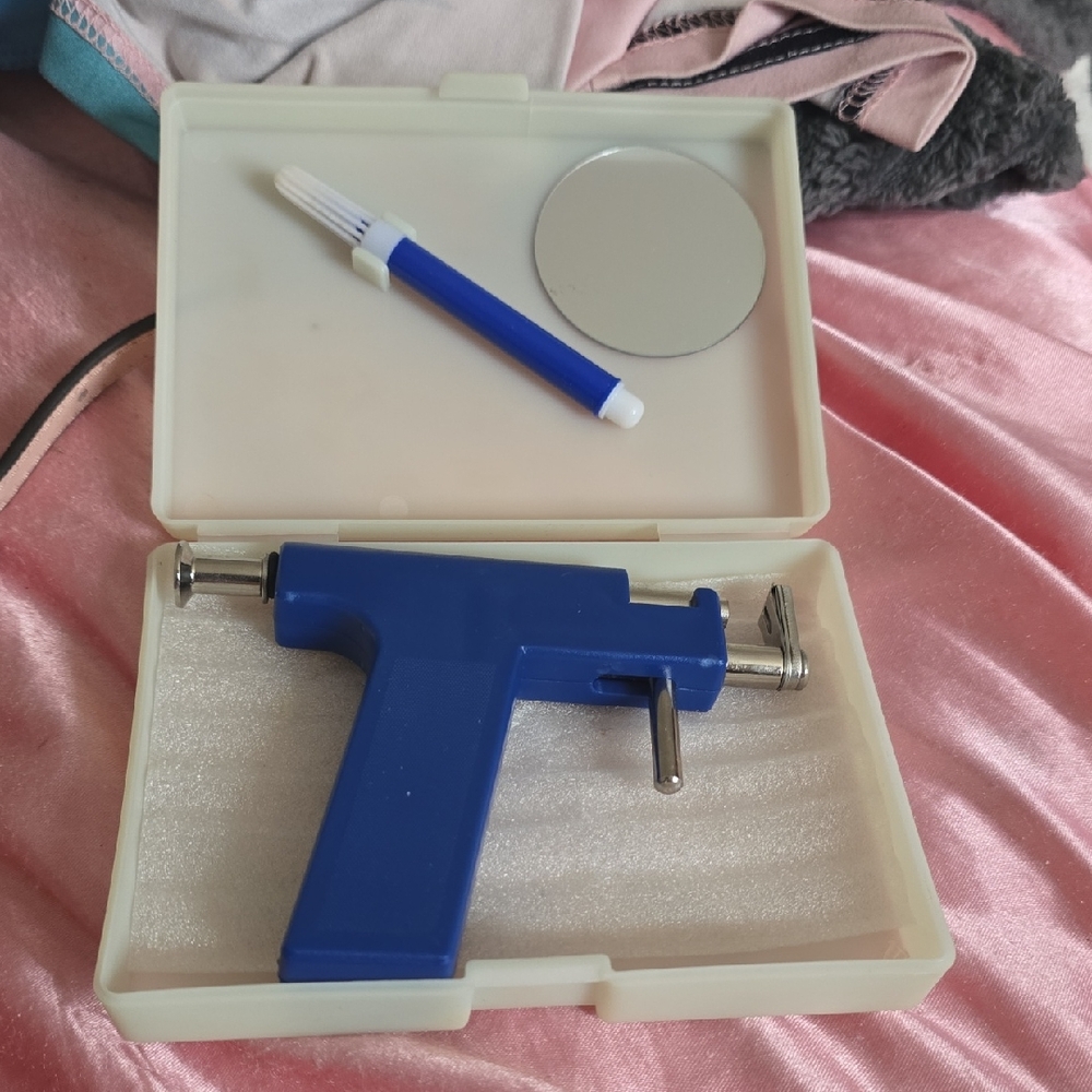 Blue Ear Piercing Gun Kit - Picture 1 of 1